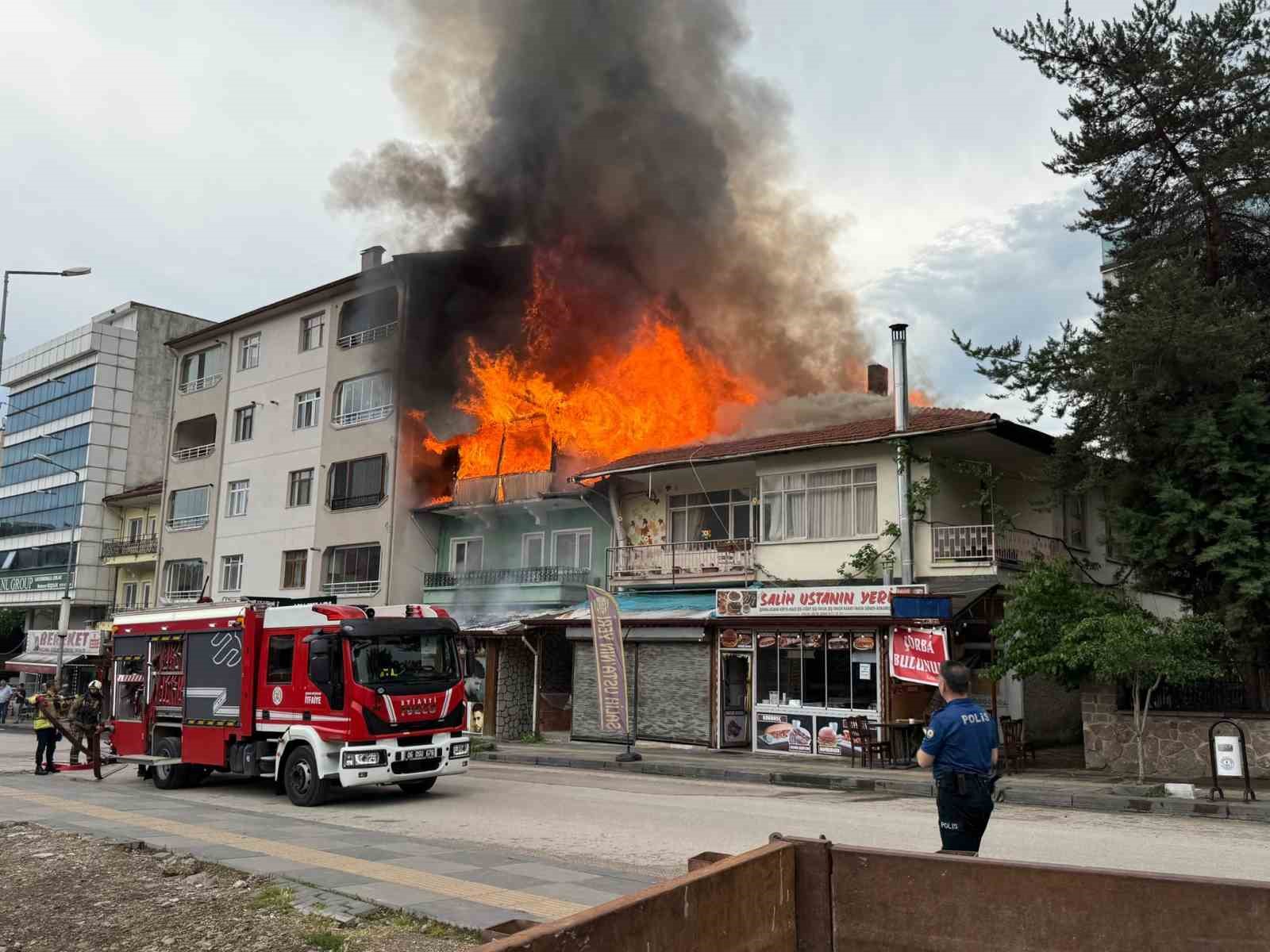 Kızılcahamam’da iki katlı binanın çatısı yandı