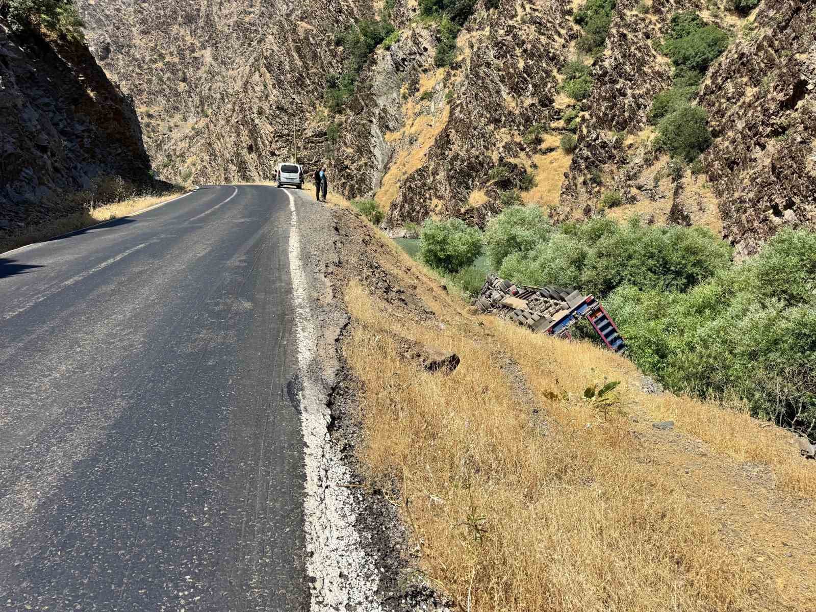 Şırnak’ta tır uçurumdan yuvarlandı: 1 yaralı