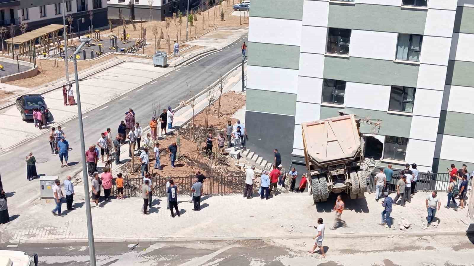 Kamyon eve girdi, s&uuml;r&uuml;c&uuml; yaralandı