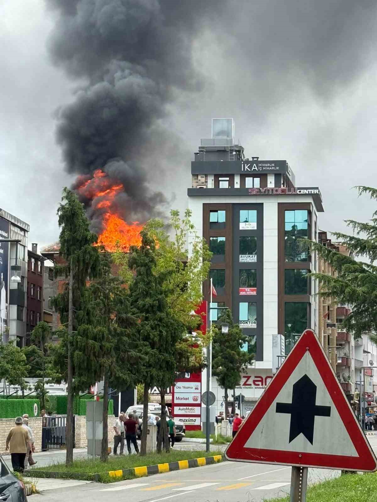 Trabzon’un Araklı ilçesinde 5 katlı binada çatı yangını