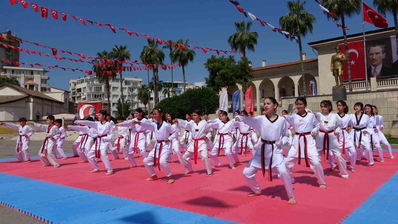 Mersin&rsquo;de 19 Mayıs coşkusu Gen&ccedil;lik Haftası ile başladı