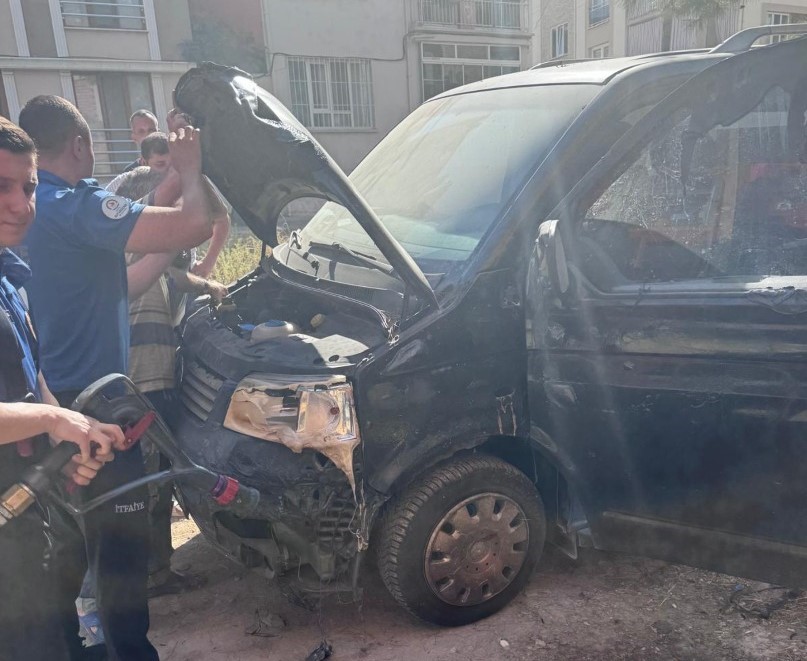 Hurdacı tarafından yol ortasında yakılan ateş park halindeki minib&uuml;se sı&ccedil;radı