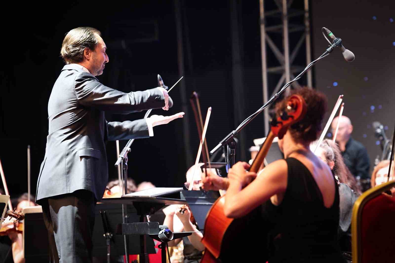 64&rsquo;&uuml;nc&uuml; Uluslararası Bursa Festivali&rsquo;ne b&uuml;y&uuml;leyici a&ccedil;ılış