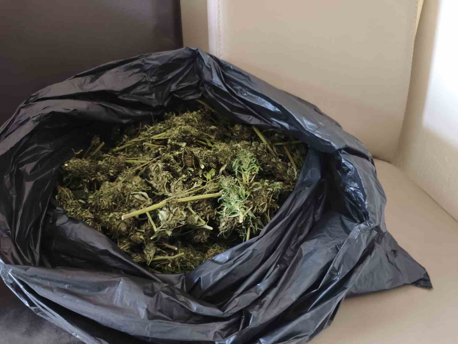 &Uuml;nl&uuml; y&ouml;netmen ve kardeşi Bursa&rsquo;da uyuşturucu operasyonunda g&ouml;zaltına alındı