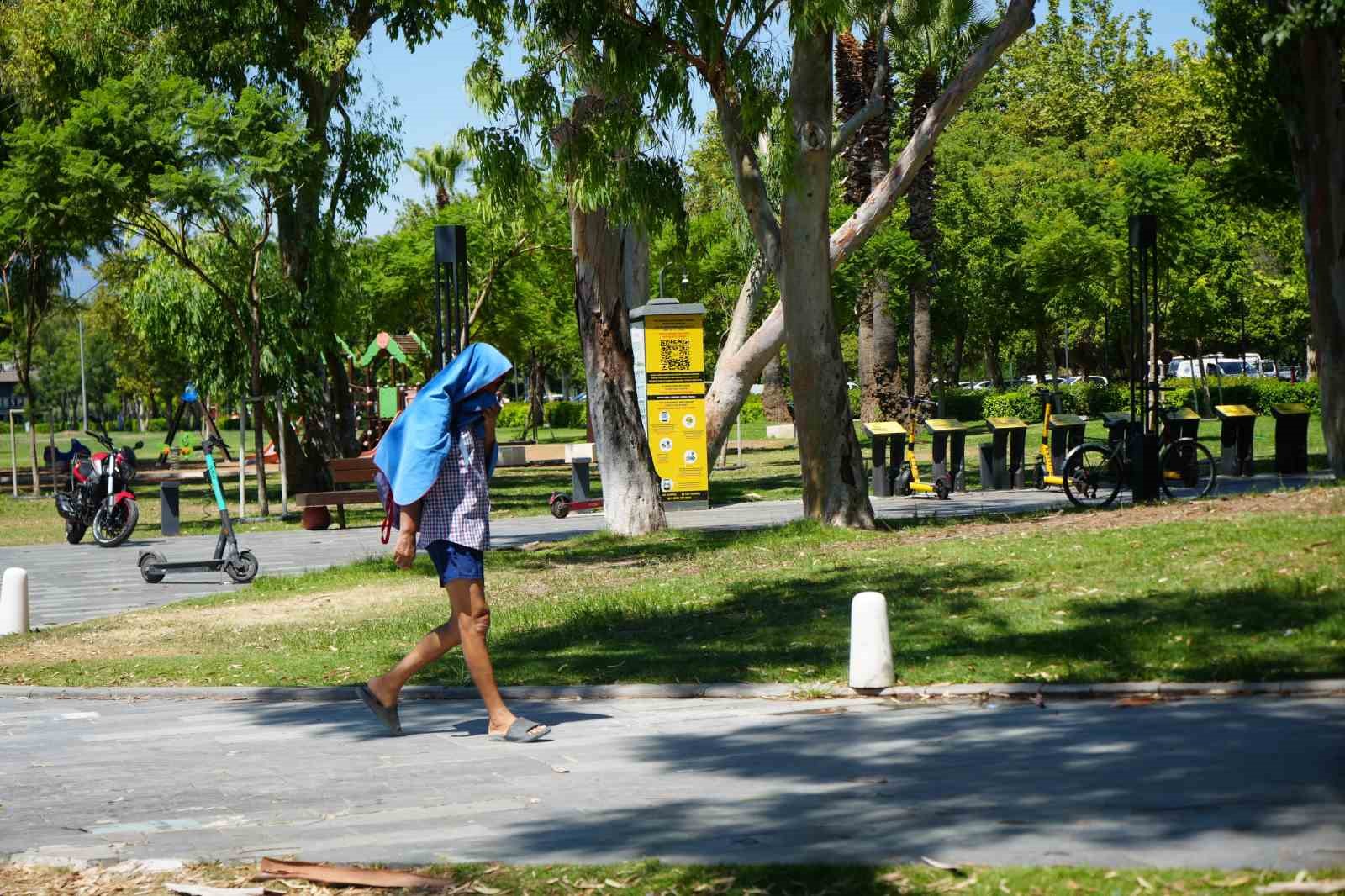 Antalya&rsquo;da termometreler 44 dereceyi g&ouml;rd&uuml;