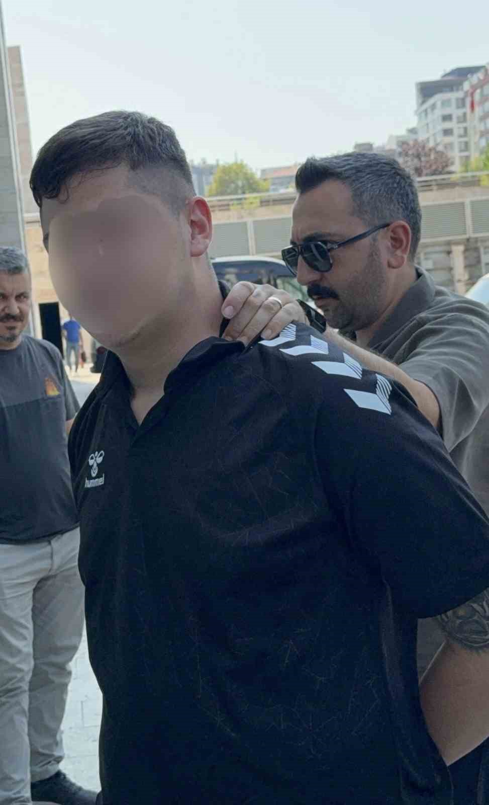 Samsun’da 17 yaşındaki çocuk 2 kişiyi bıçakladı