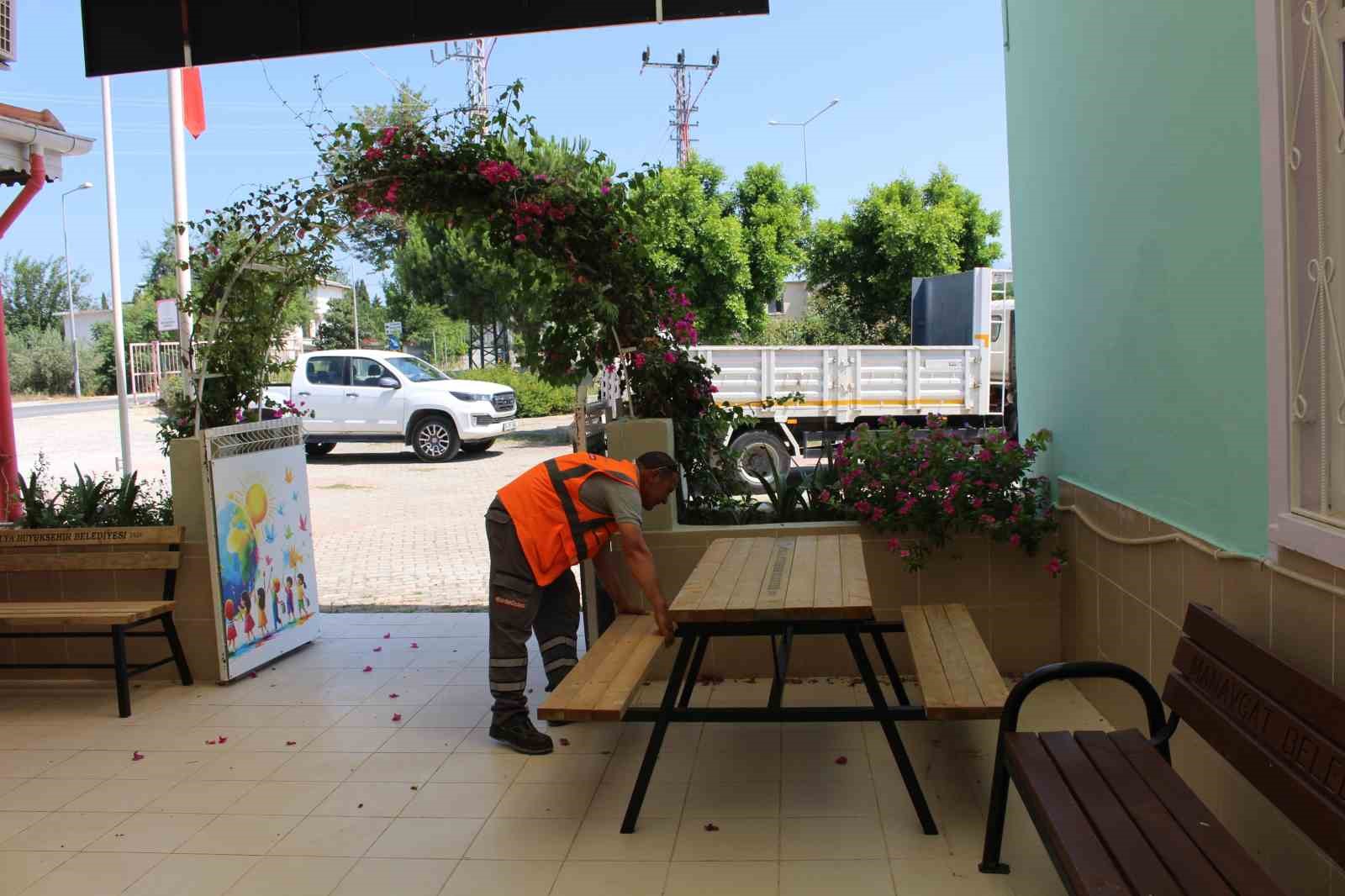 B&uuml;y&uuml;kşehir&rsquo;den Manavgat&rsquo;a bank ve piknik masası desteği