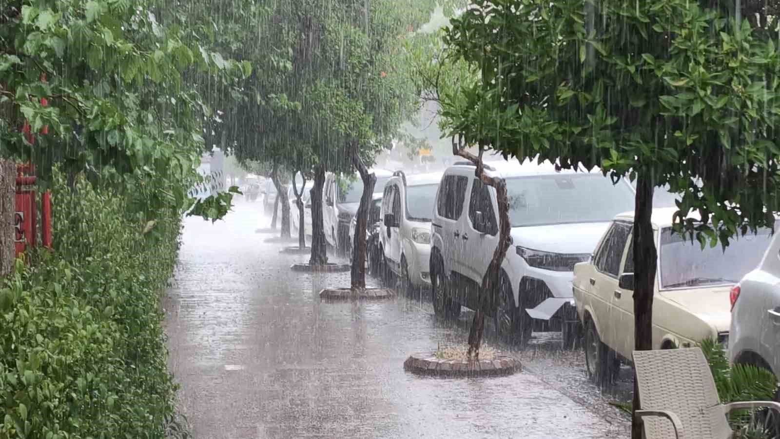 On dakika yağdı, yollar göle döndü