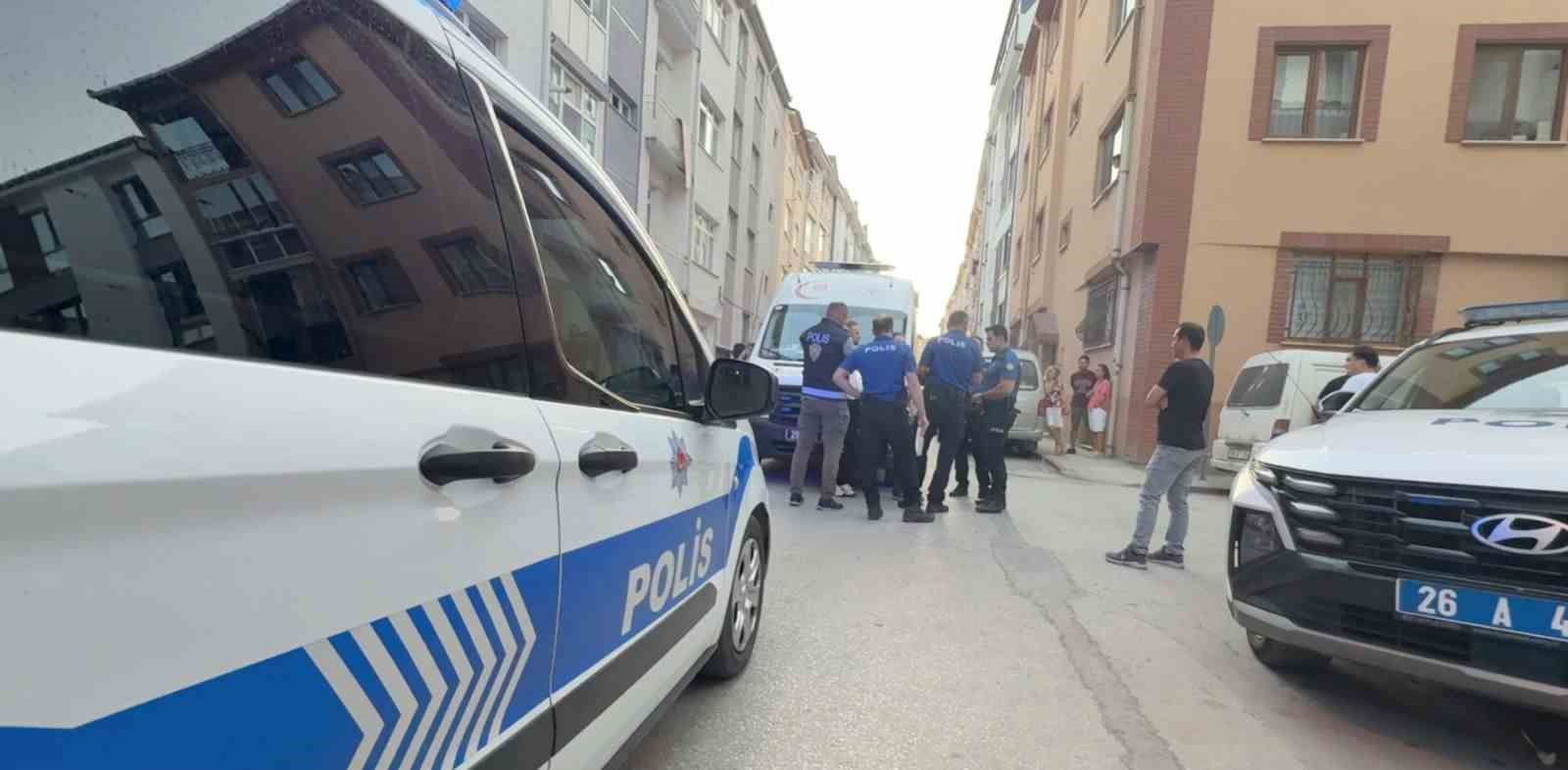 Sokakta düşen yaşlı adam evinin kapısında hayatını kaybetti