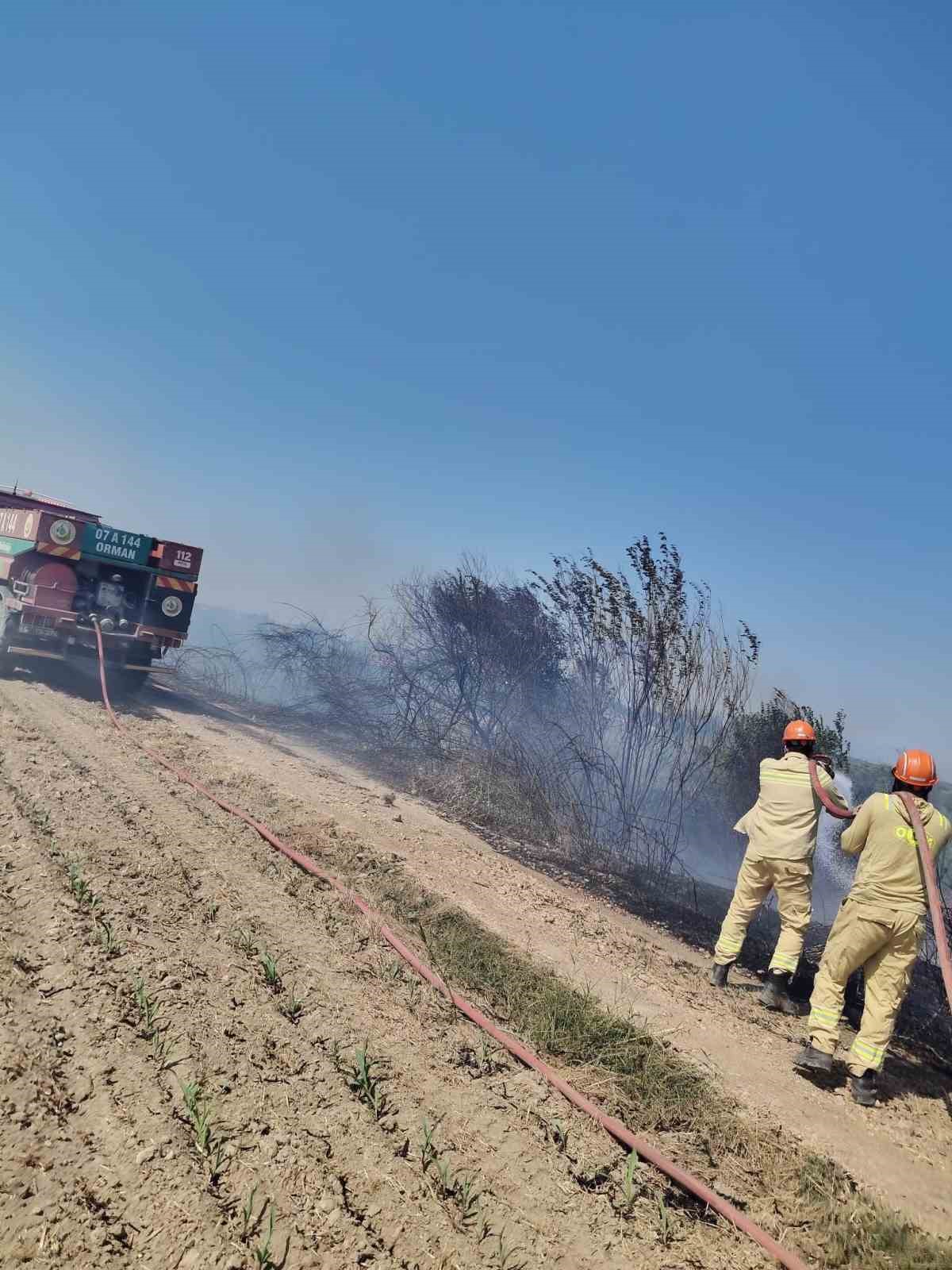 Antalya&rsquo;da r&uuml;zgarın etkisiyle b&uuml;y&uuml;yen anız yangını s&ouml;nd&uuml;r&uuml;ld&uuml;