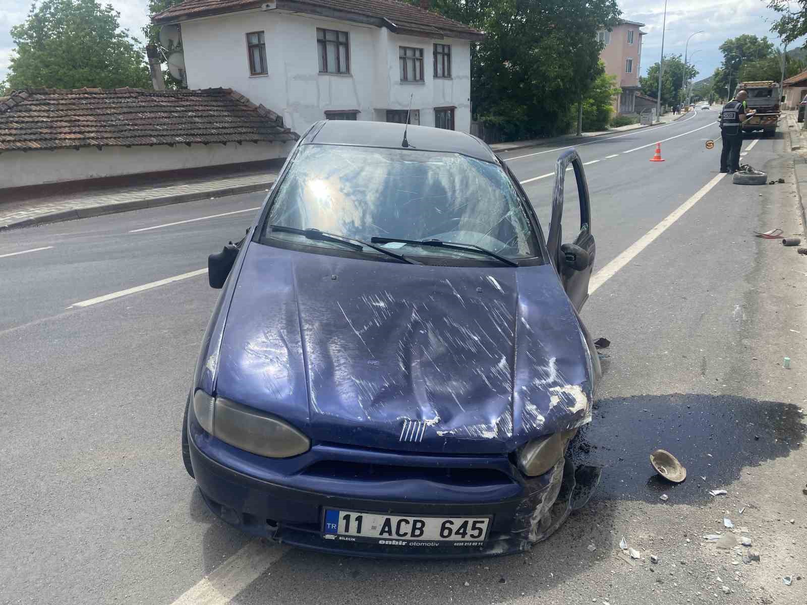 Kontrolden çıkan otomobil önce bir bahçe duvarına, ardından bir eve çarparak durabildi