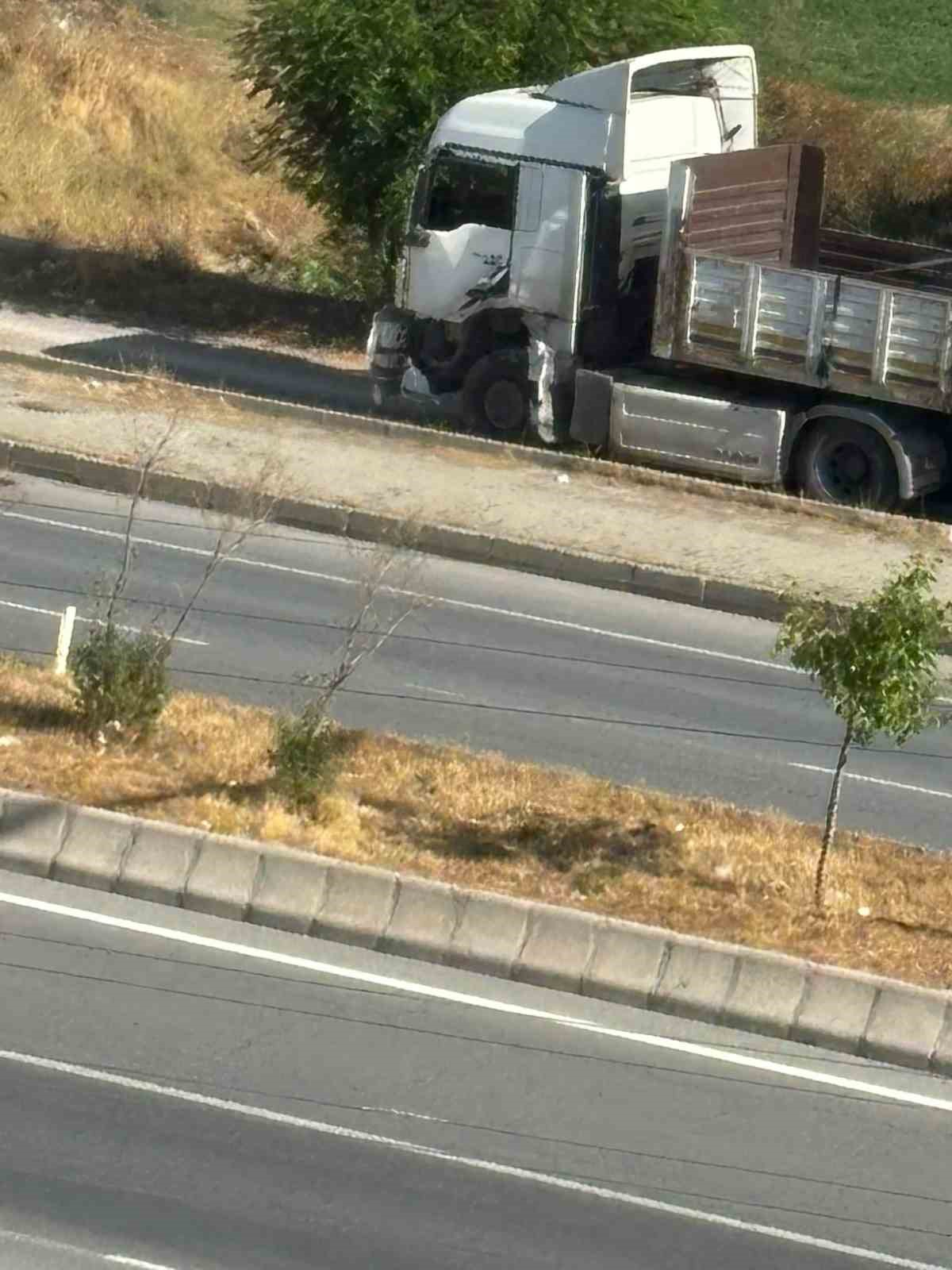 Hasköy’de tır ile panelvan araç çarpıştı: 3 yaralı