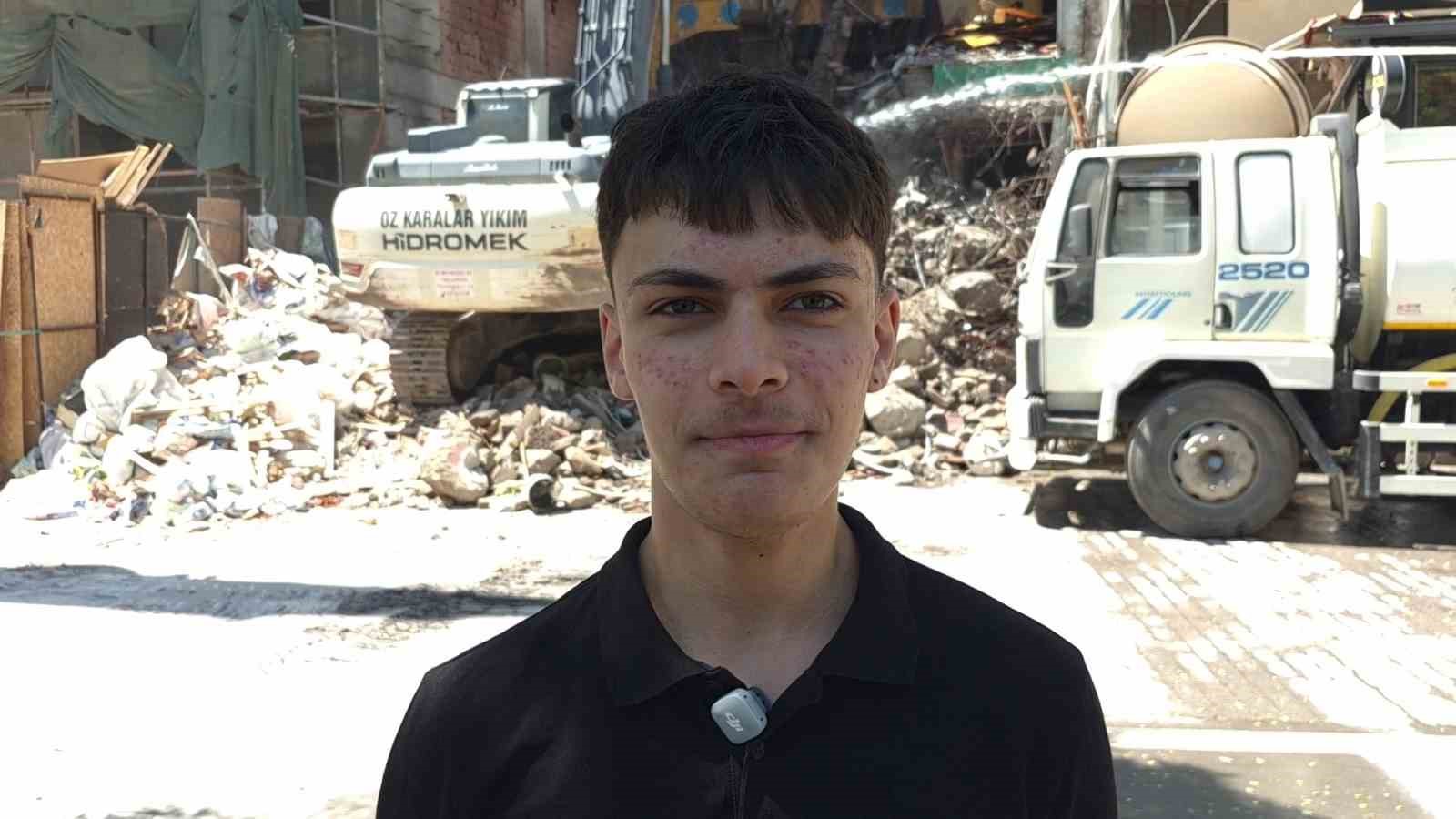 Yıkım &ccedil;alışmalarını keyifle izleyen gen&ccedil;ler