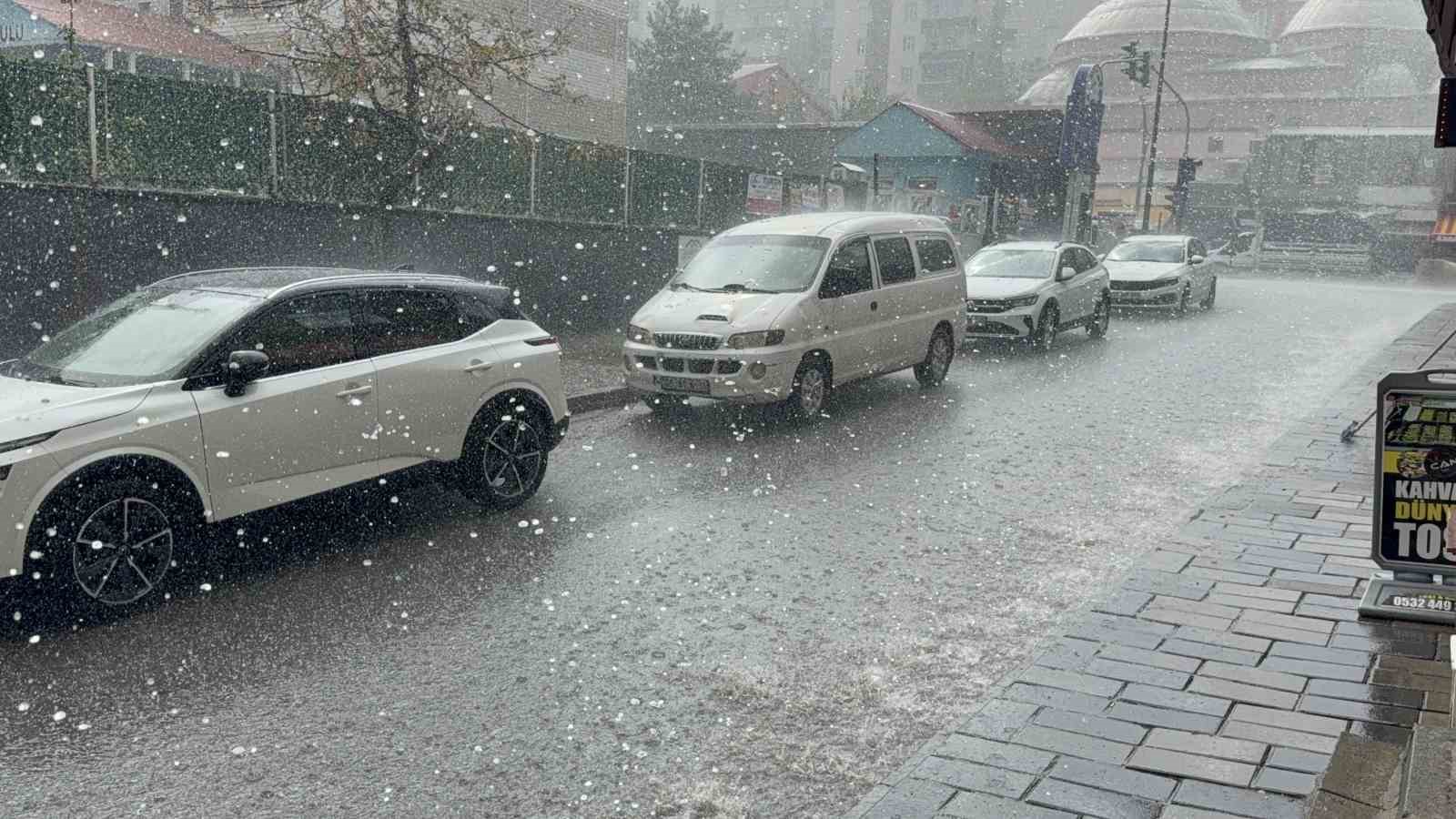 Tatvan’da sağanak ve dolu etkili oldu