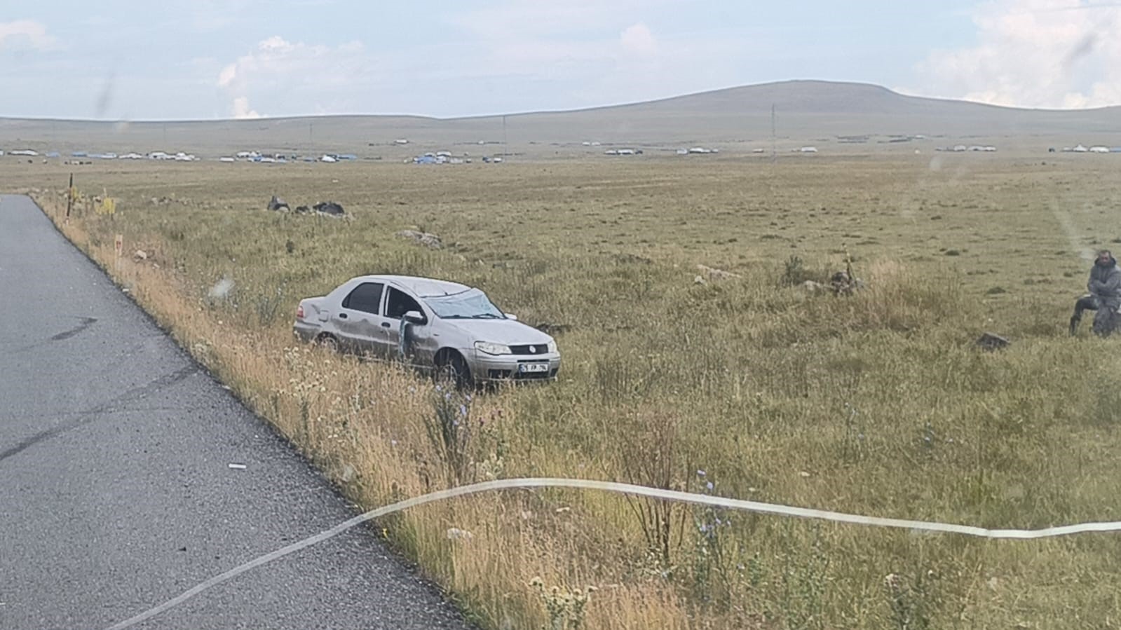 Kars-Iğdır karayolunda ara&ccedil; şarampole savruldu