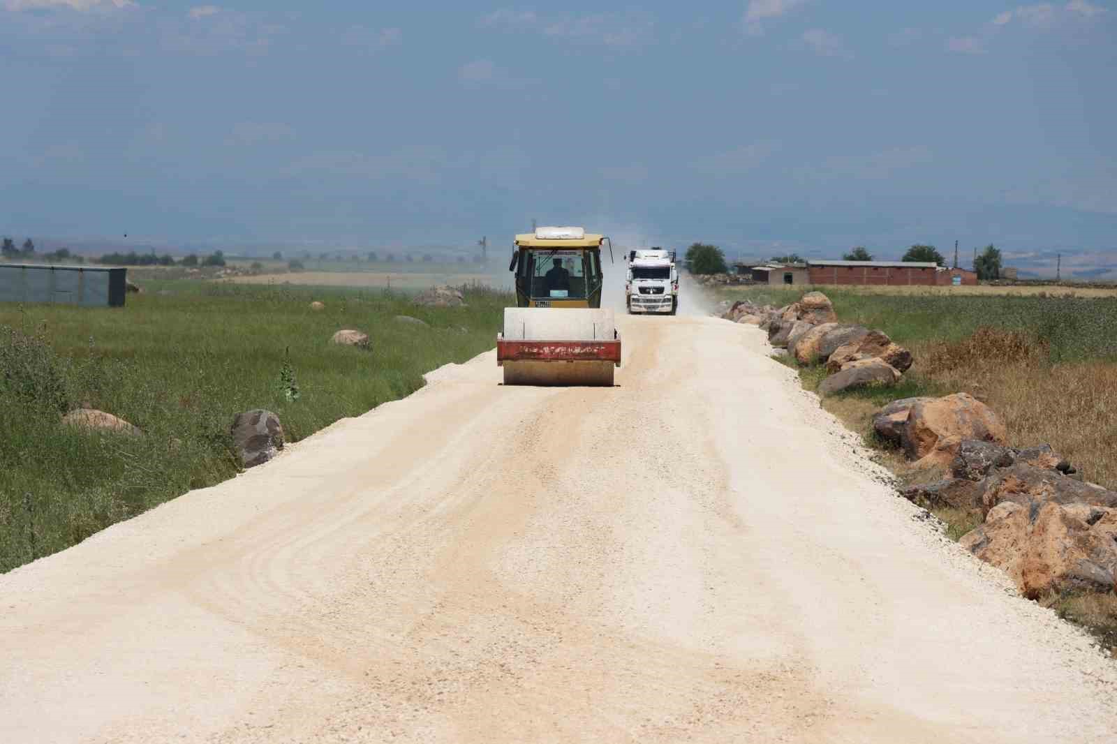 Hilvan kırsalında yollar yenileniyor