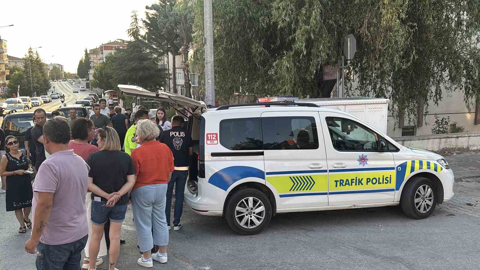 Otomobille çarpışıp savrulan motosiklet başka bir araca çarptı: 2 yaralı