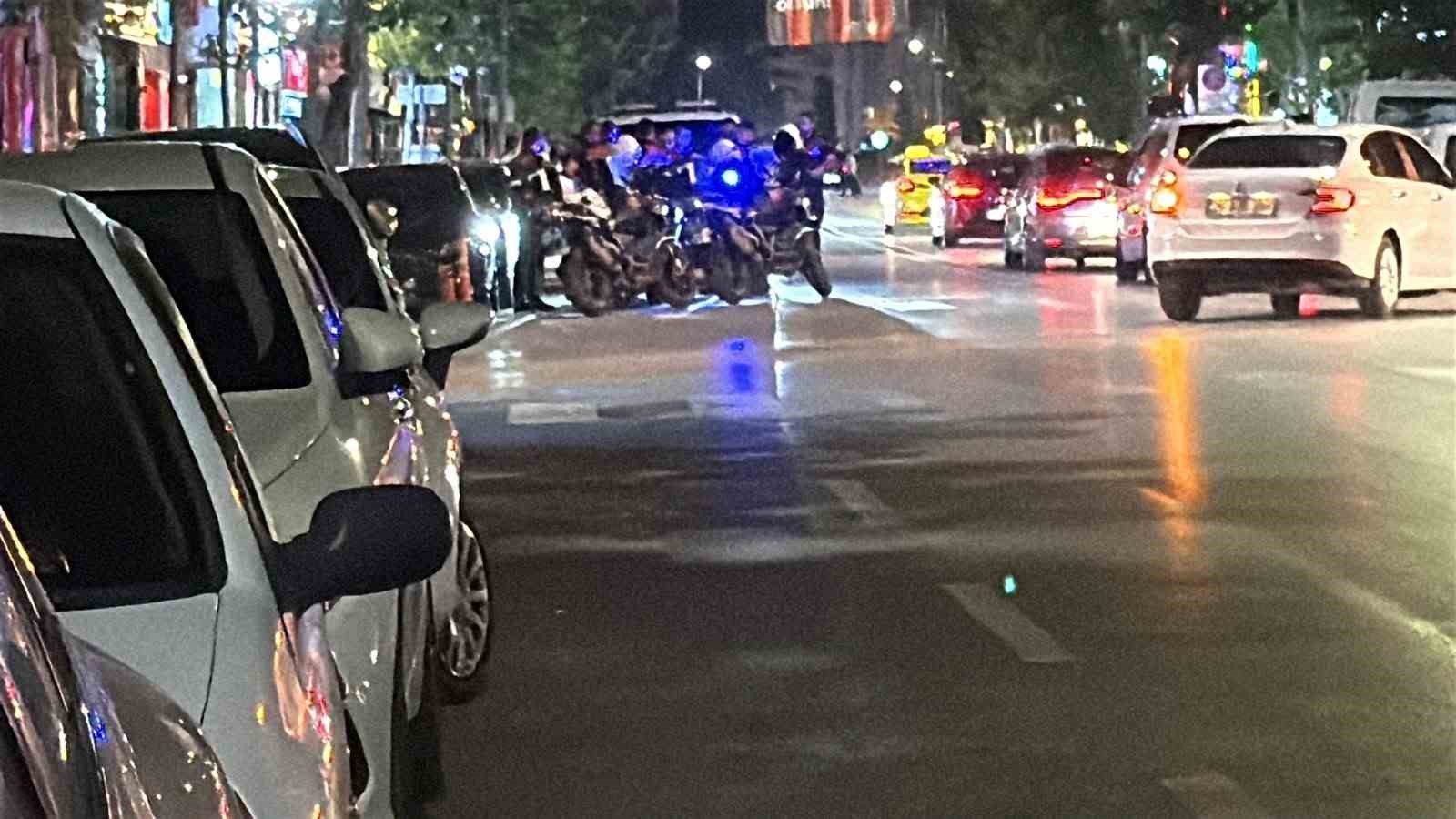 Kavga eden grup polisi görünce dağıldı, geriye kol saati ve kapı kolu kaldı