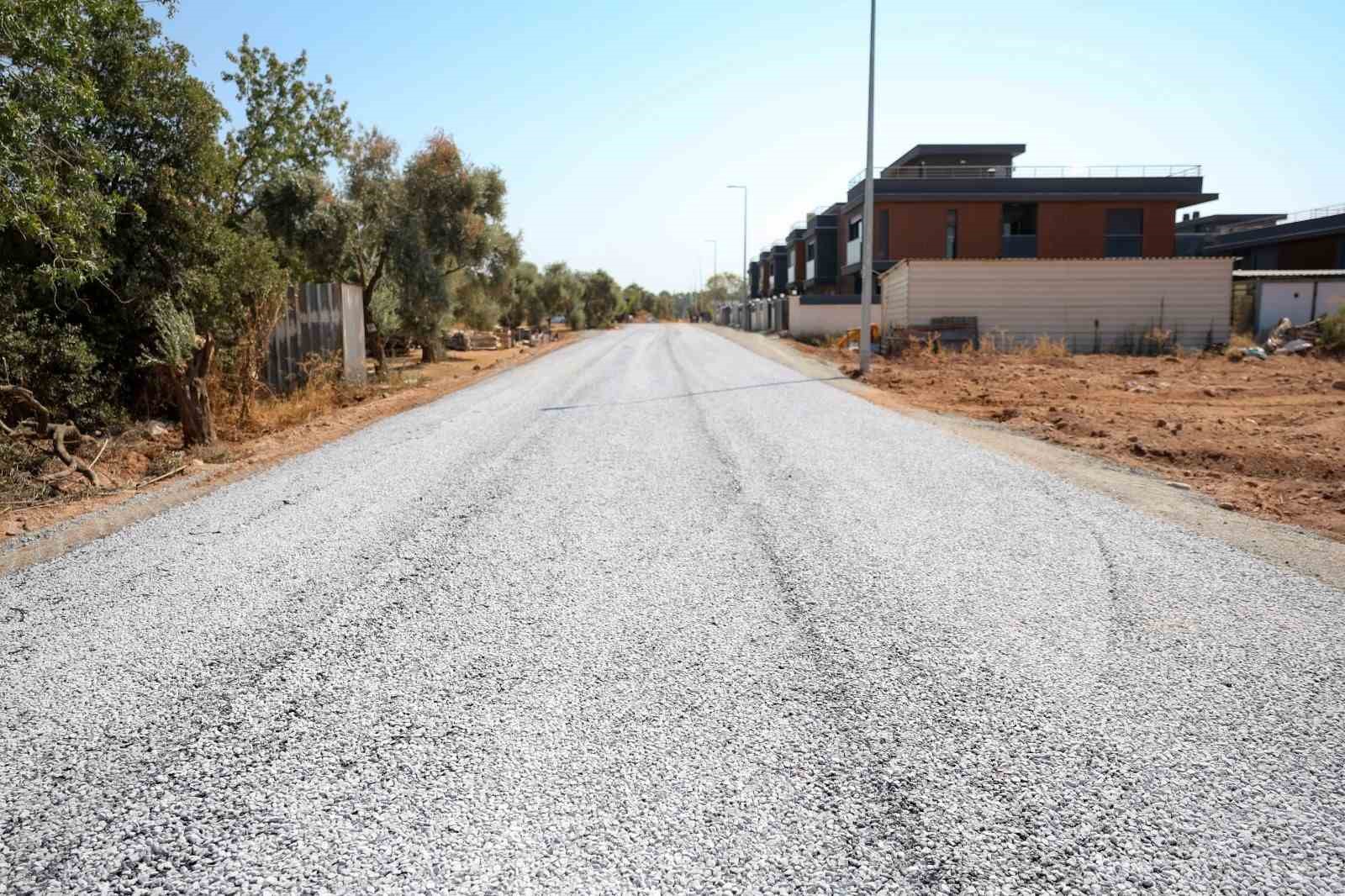 Efeler’de yol yenileme çalışmaları sürüyor