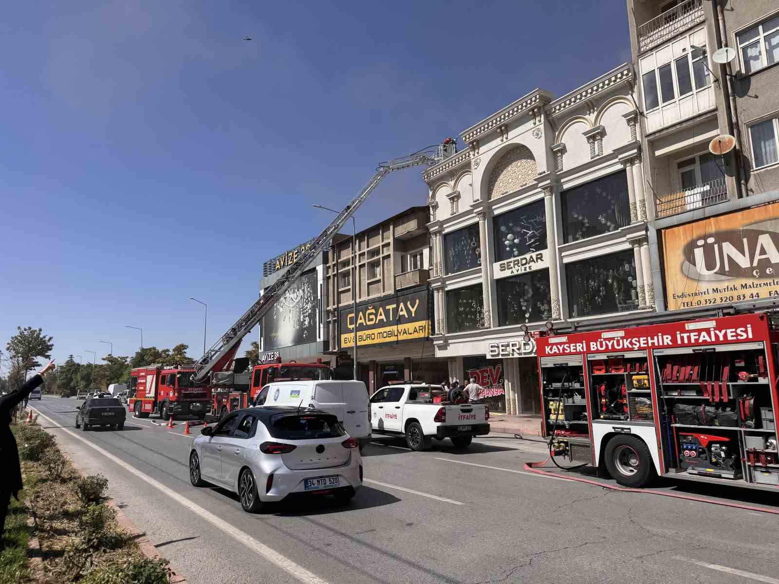 Kayseri’de avize imalathanesinin çatısında çıkan yangın söndürüldü