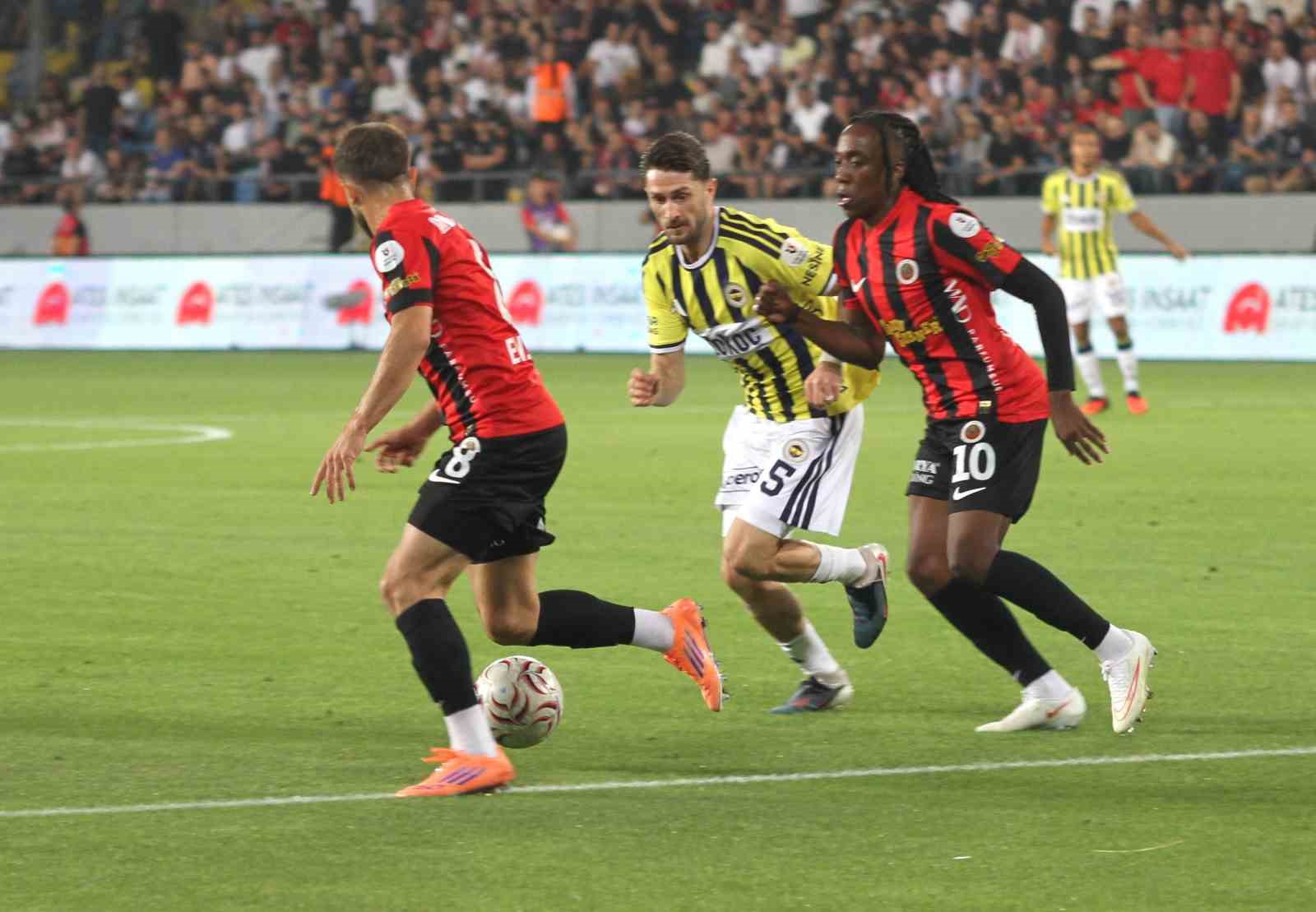 Trendyol Süper Lig: Gençlerbirliği: 0 - Fenerbahçe: 1 (Maç devam ediyor)