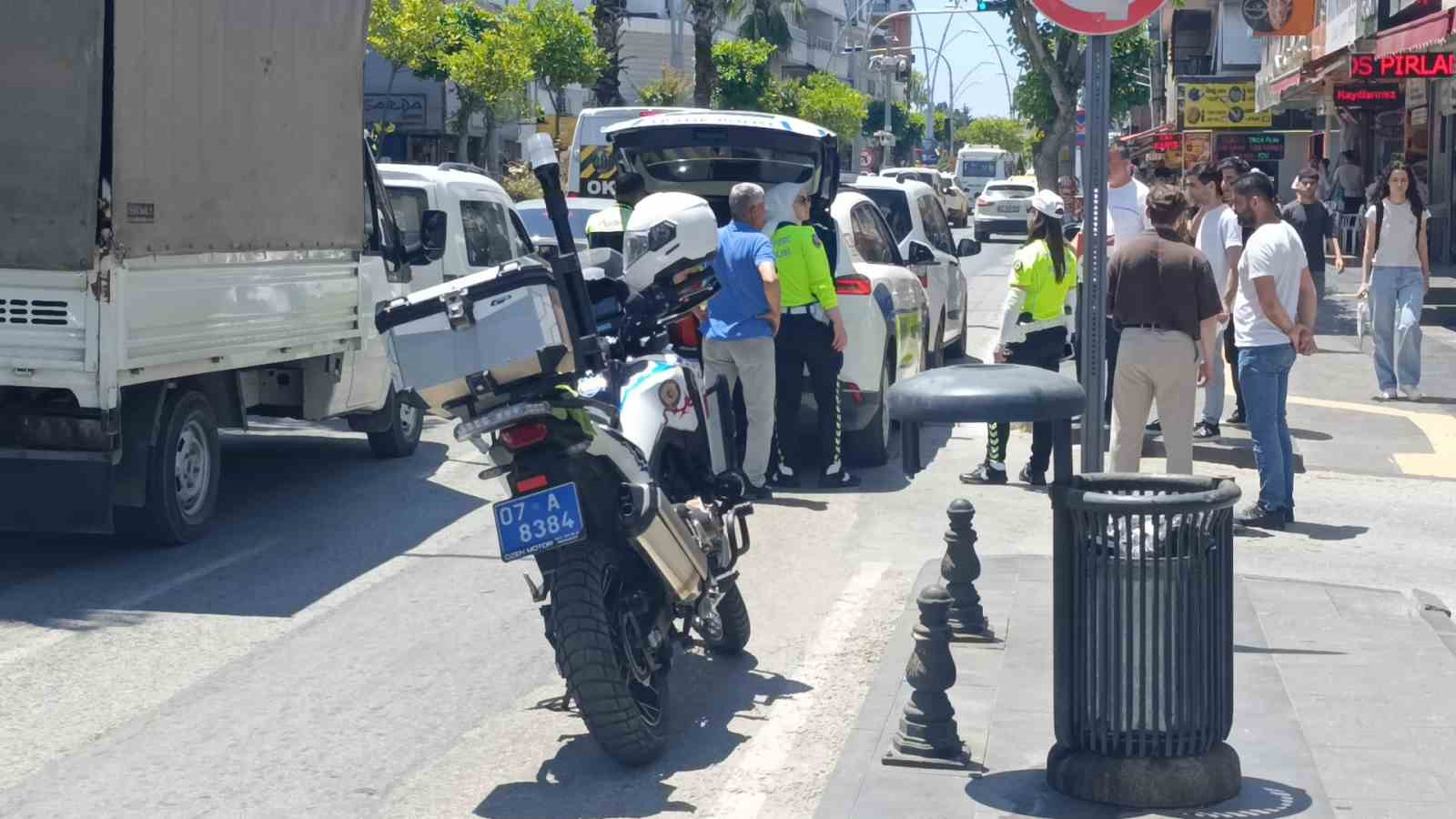 Hafif ticari araçlar çarpıştı, kaza anı kameraya yansıdı