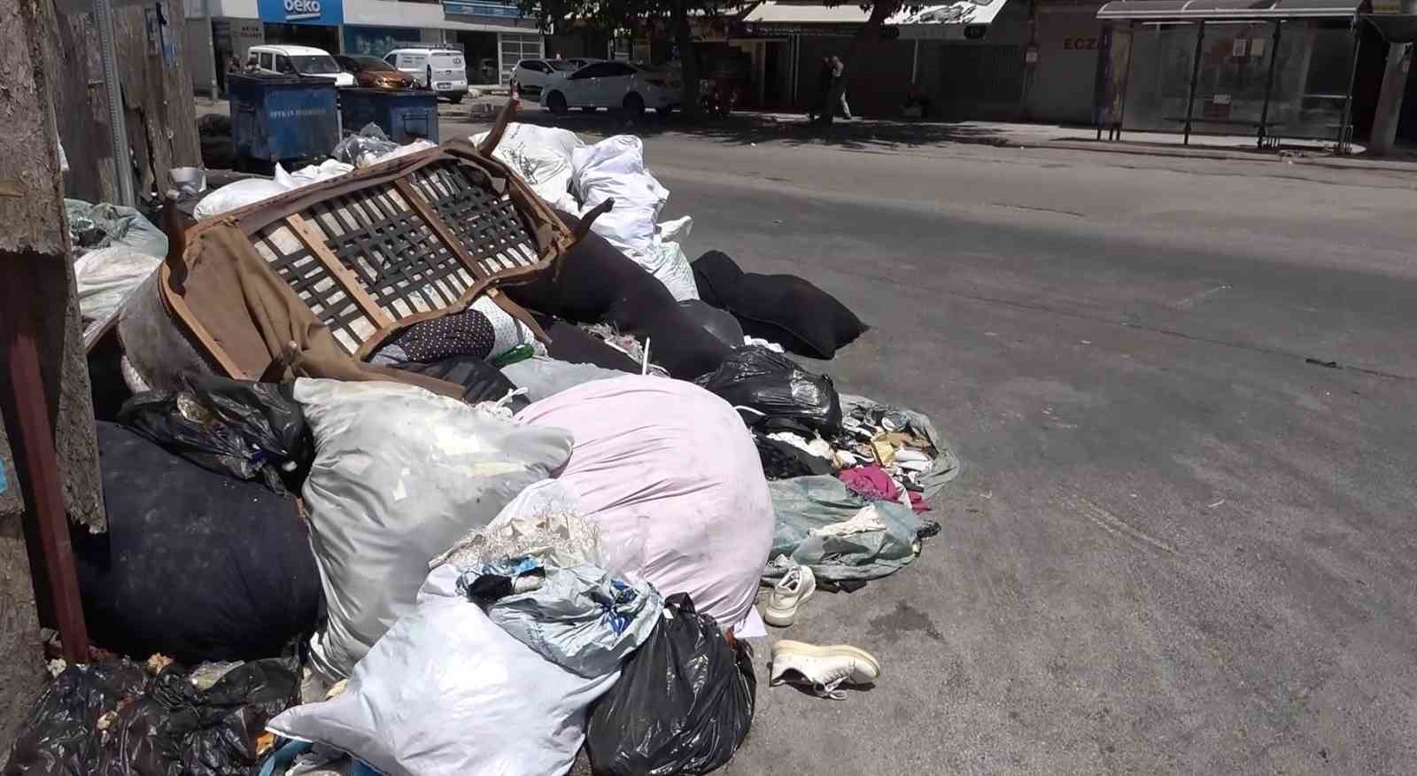 Seyhan’da çöp konteynerleri taştı, cadde ve sokaklar çöple doldu