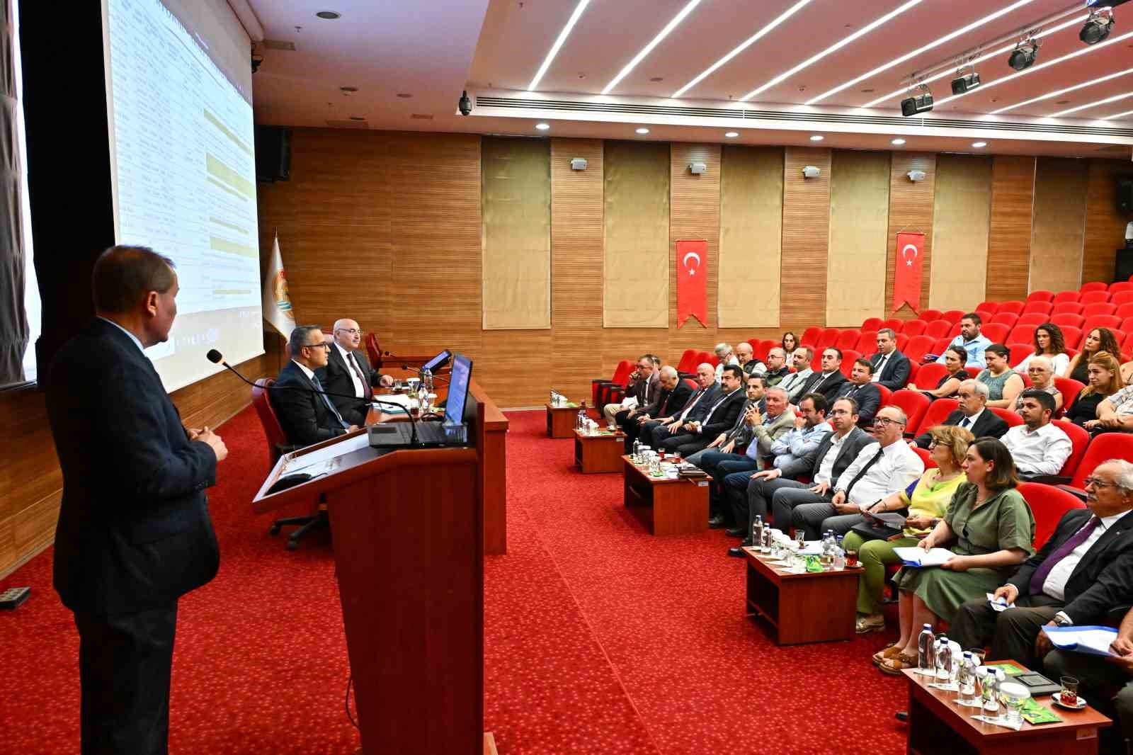 Vali Köşger: "Asıl sorun sahipsiz hayvanlar değil sahiplilerin terk edilmesi"