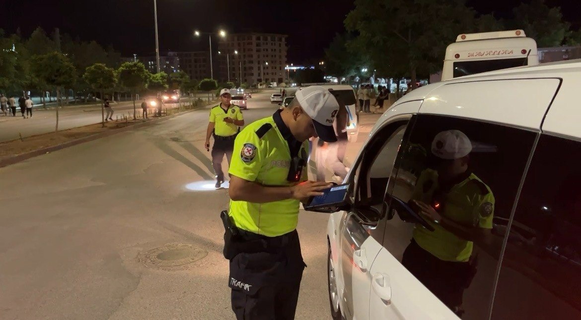 Asayiş uygulamasında 2 ara&ccedil; trafikten men edildi