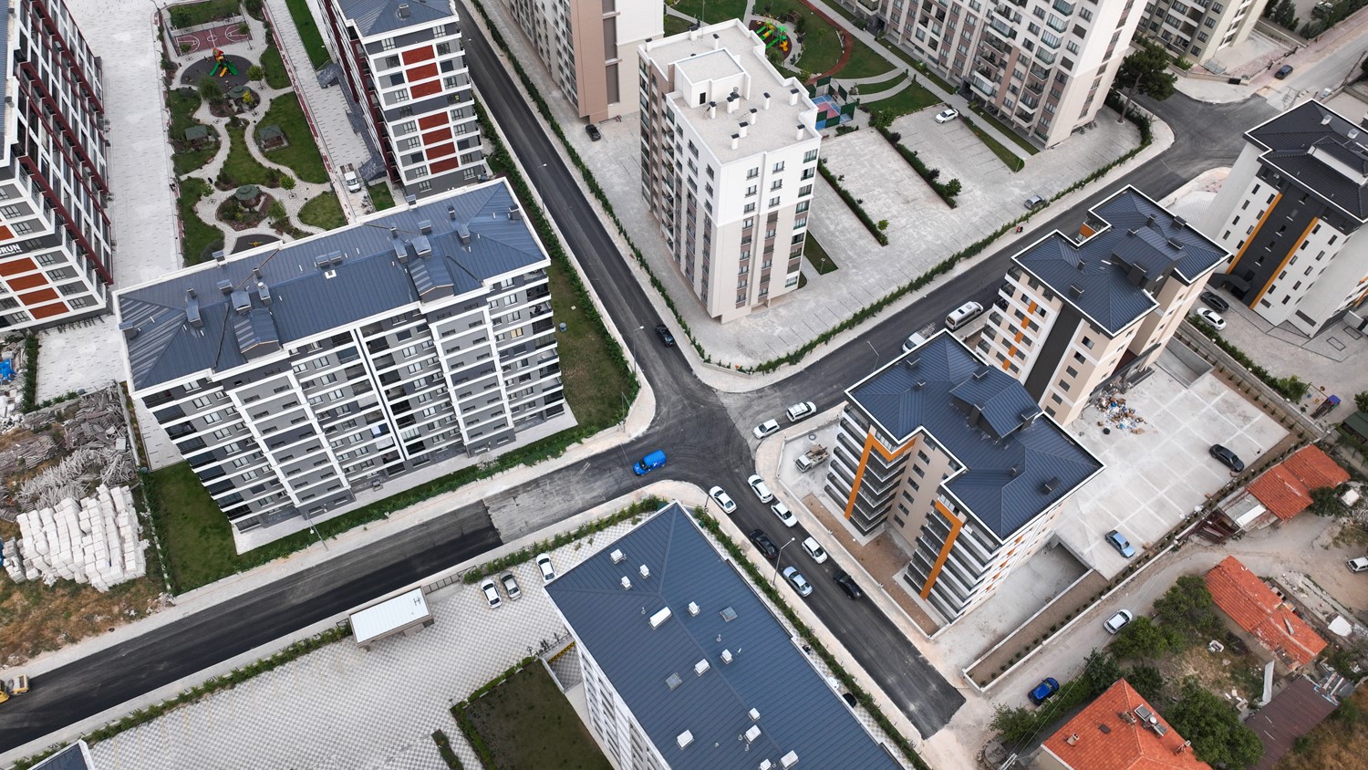 Sel&ccedil;uklu&rsquo;da yollar yenileniyor ulaşım daha konforlu hale geliyor