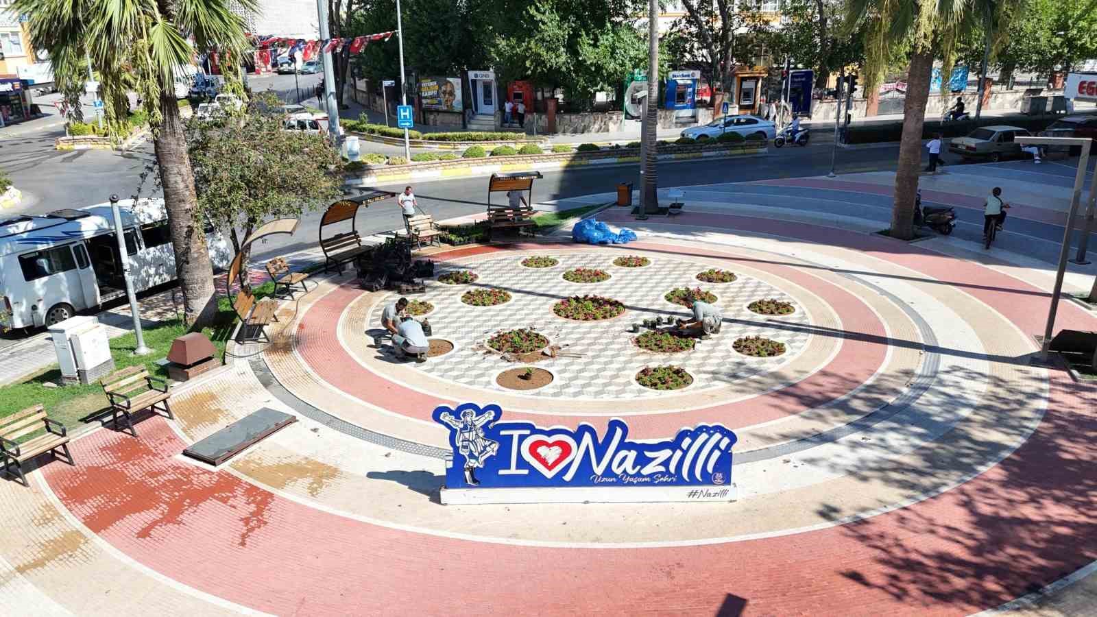 Nazilli Belediyesi kendi yetiştirdiği çiçeklerle Cumhuriyet Meydanı’nı süsledi