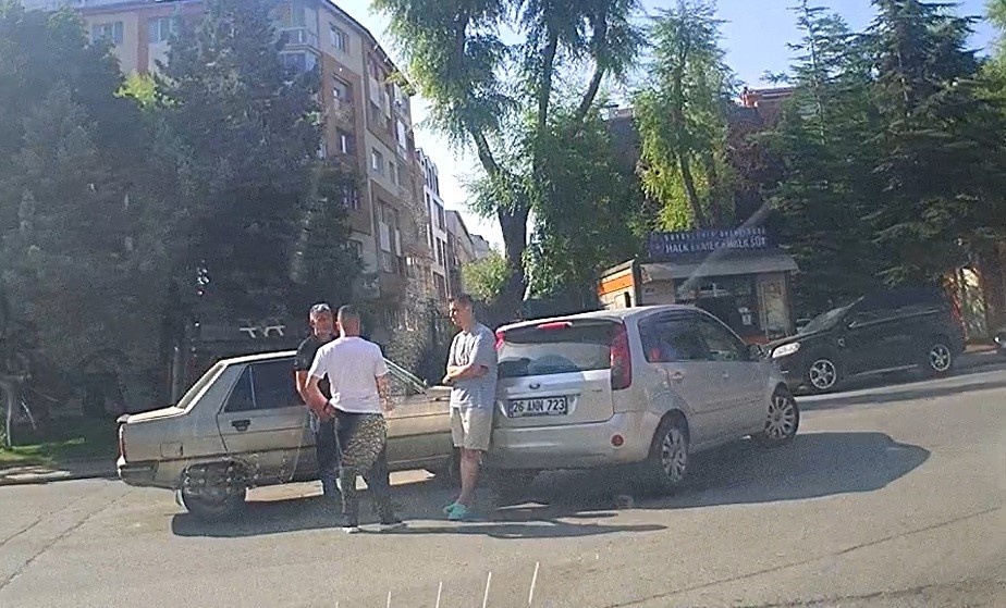 Sokaktan caddeye &ccedil;ıkan otomobil seyir halindeki diğer otomobil ile &ccedil;arpıştı