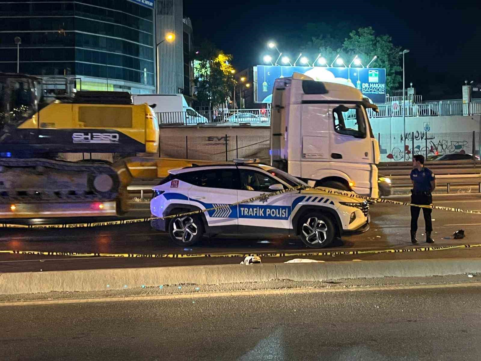 Bakırk&ouml;y E5&rsquo;te kontrolden &ccedil;ıkan motosiklet direğe &ccedil;arptı: : 2 &ouml;l&uuml;