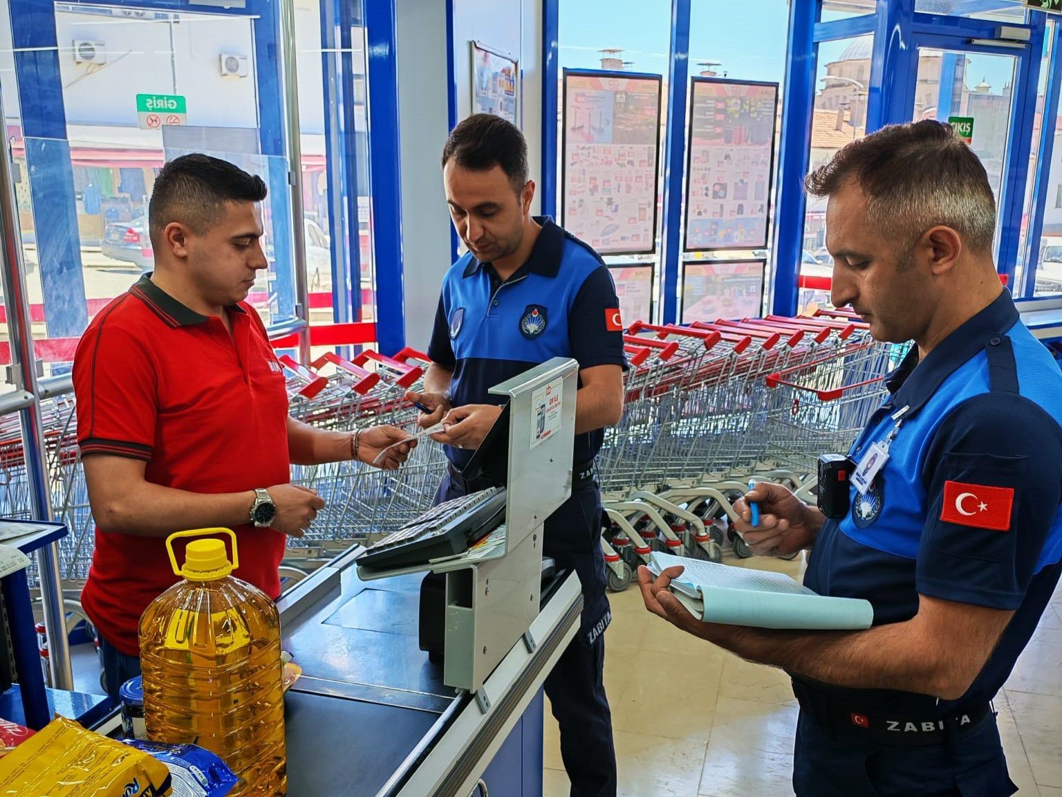 Tosya’da zabıta ekipleri maketleri denetledi