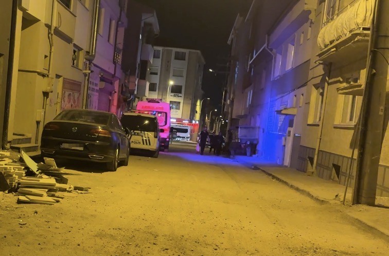 Yakınlarının haber alamadığı 40 yaşındaki adam evinde &ouml;l&uuml; bulundu, polis inceleme başlattı