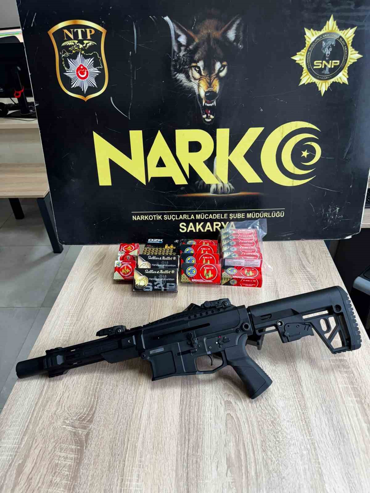 Sakarya’da "Sokaklar Güvende" operasyonunda cephanelik gibi eve baskın: 3 gözaltı