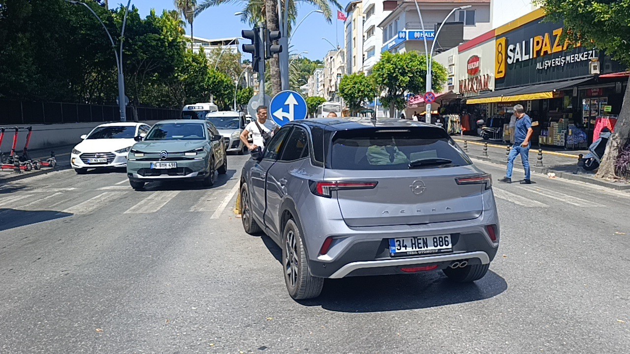 Refüje çarpan otomobilin sürücüsü yaralandı