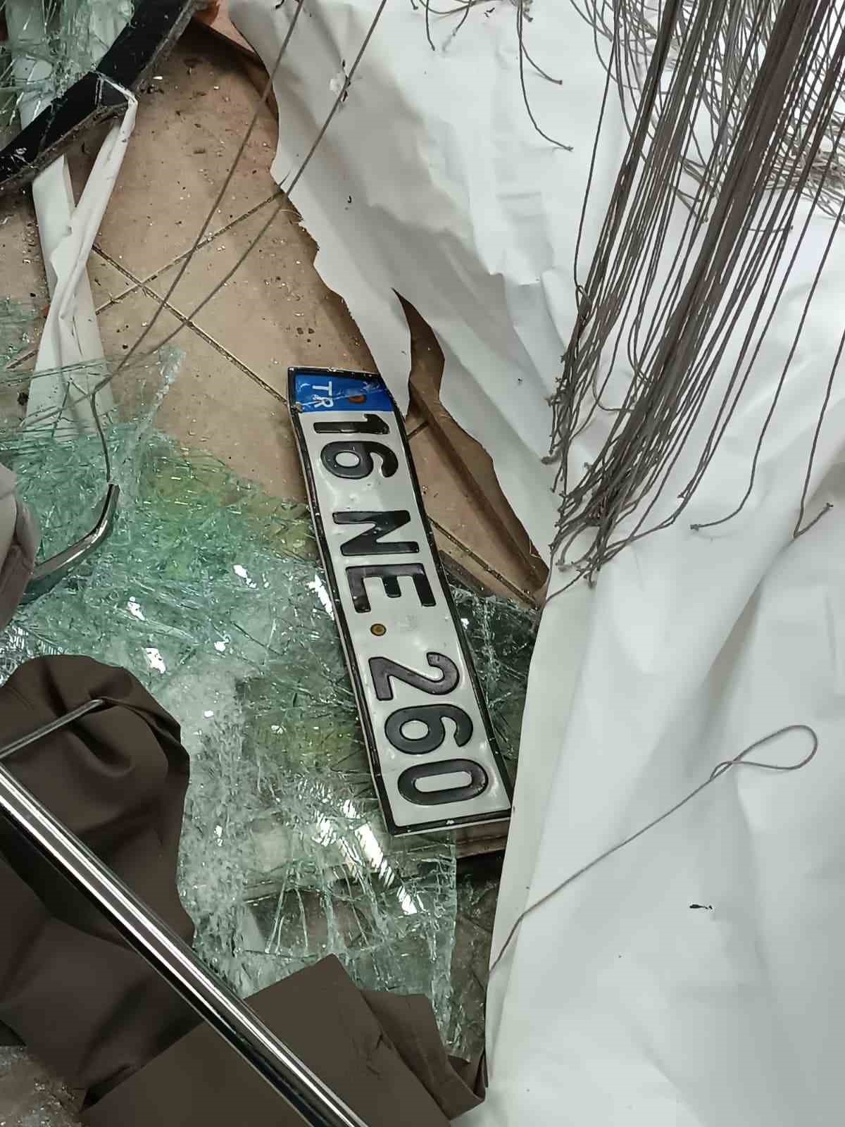 Direksiyon hakimiyetini kaybeden sürücü dükkana girdikten sonra firar etti