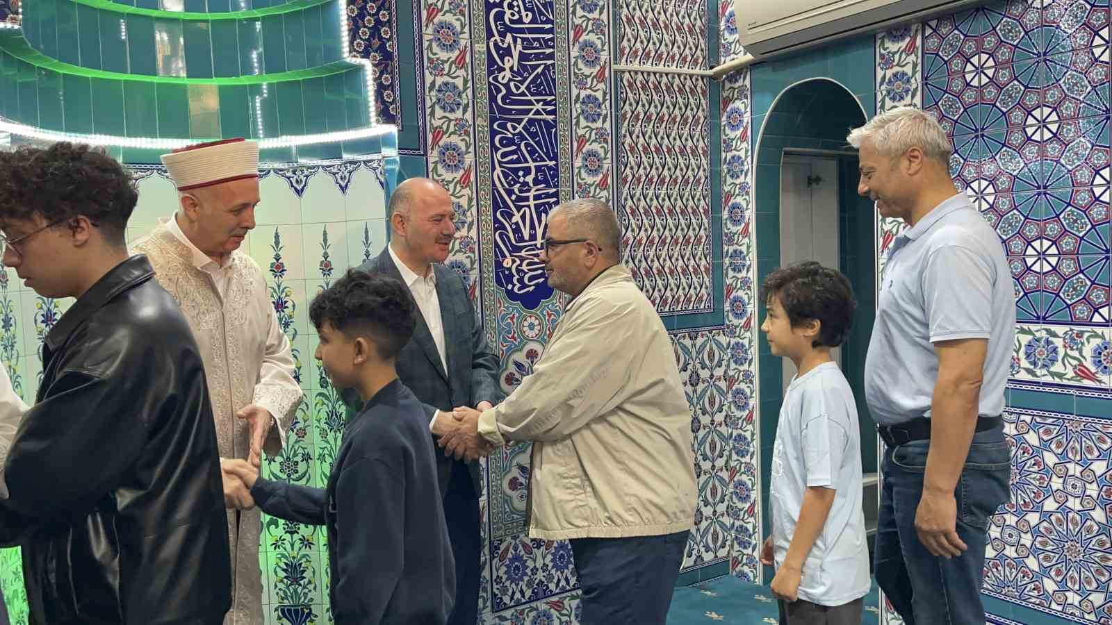 Osmaniye’de bayram namazında camiler doldu, vatandaşlar protokolle bayramlaştı