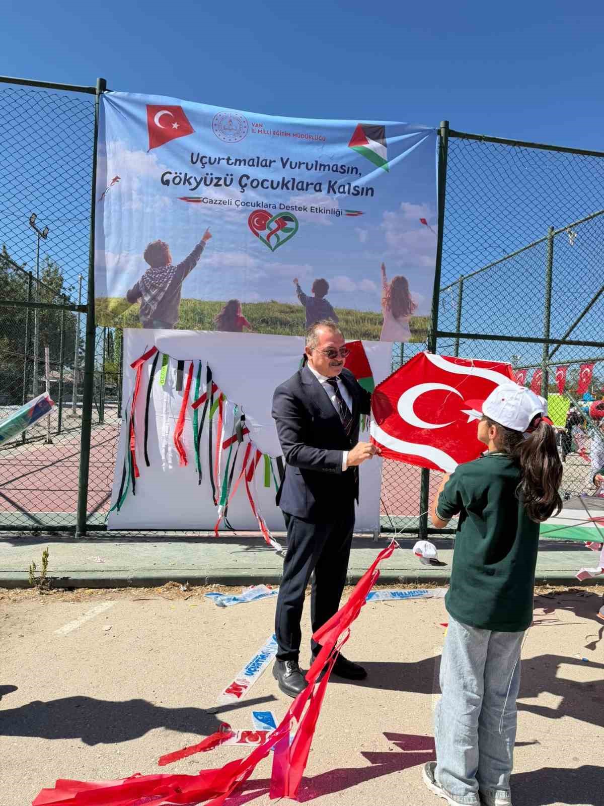 Gazzeli çocuklar için uçurtmalar gökyüzüyle buluştu