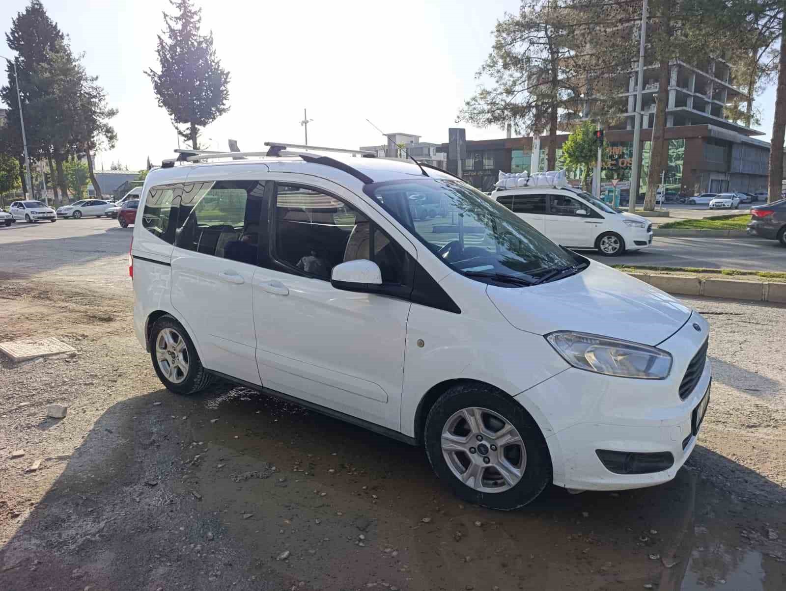 Hafif ticari ara&ccedil; ile motosiklet &ccedil;arpıştı: 1 yaralı