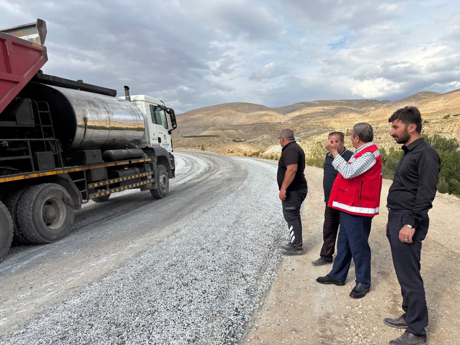 Darende’de yol yapım çalışmaları sürüyor