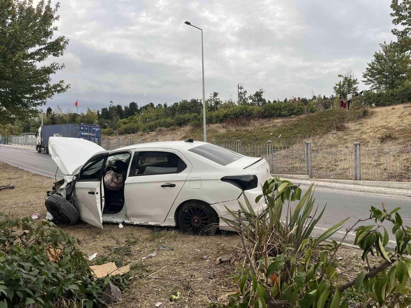 Küçükçekmece’de bisikletliye çarpmamak için manevra yapan araç bariyerlere çarptı: 4 yaralı