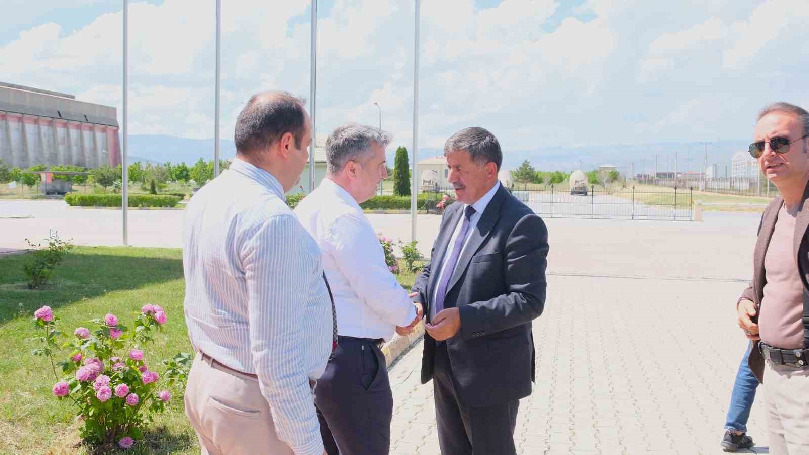 Erzincan Belediye Başkanı Bekir Aksun, çimento fabrikasını ziyaret etti