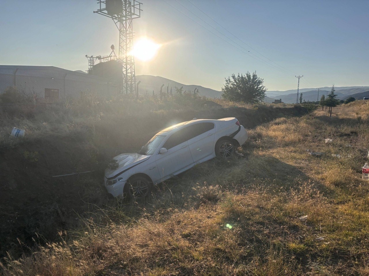 Erzincan’da otomobil yoldan çıktı: 3’ü çocuk 6 yaralı