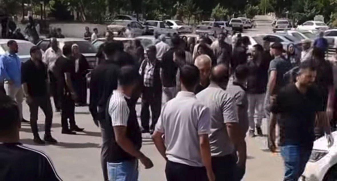 Gaziantep’te mezarlıkta silahlı çatışma: 2 kişinin yaralandığı panik anları kamerada