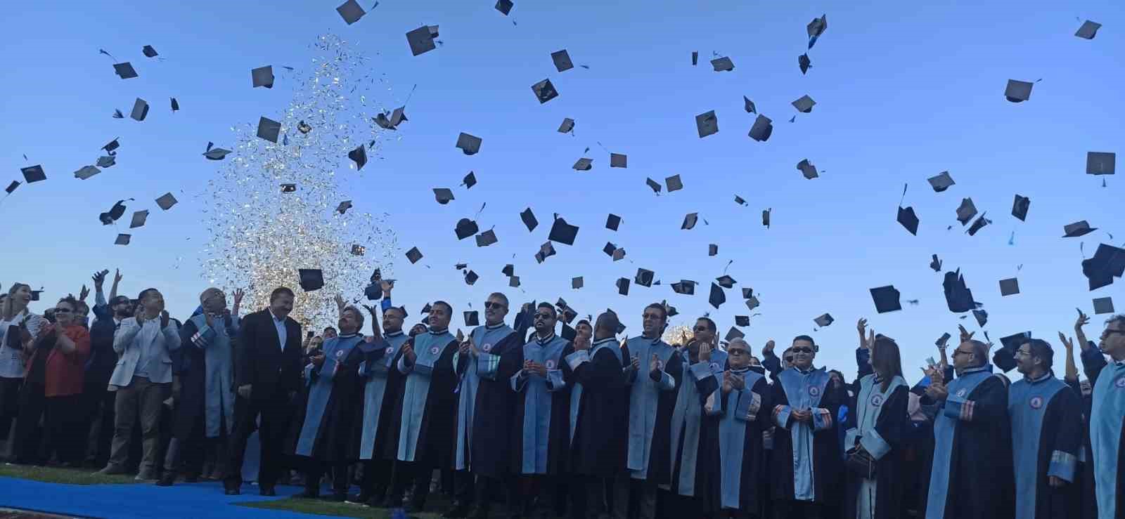 Devrek’te Üniversite öğrencileri mezuniyetlerini kep atarak kutladılar