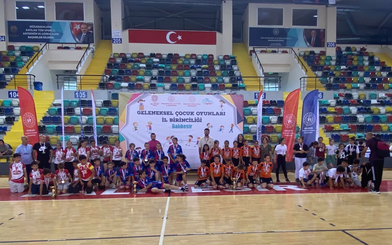 Ayvalık&rsquo;ta k&uuml;&ccedil;&uuml;k mahallenin b&uuml;y&uuml;k şampiyonları gururlandırdı