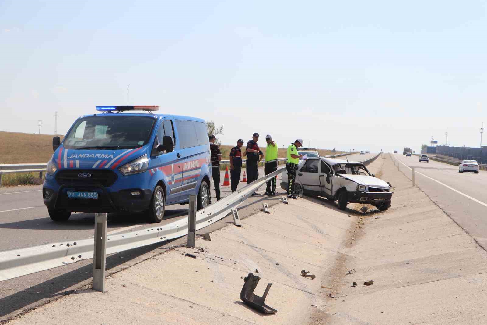 Bariyerlere &ccedil;arpan otomobil iki b&uuml;kl&uuml;m oldu: 1 yaralı