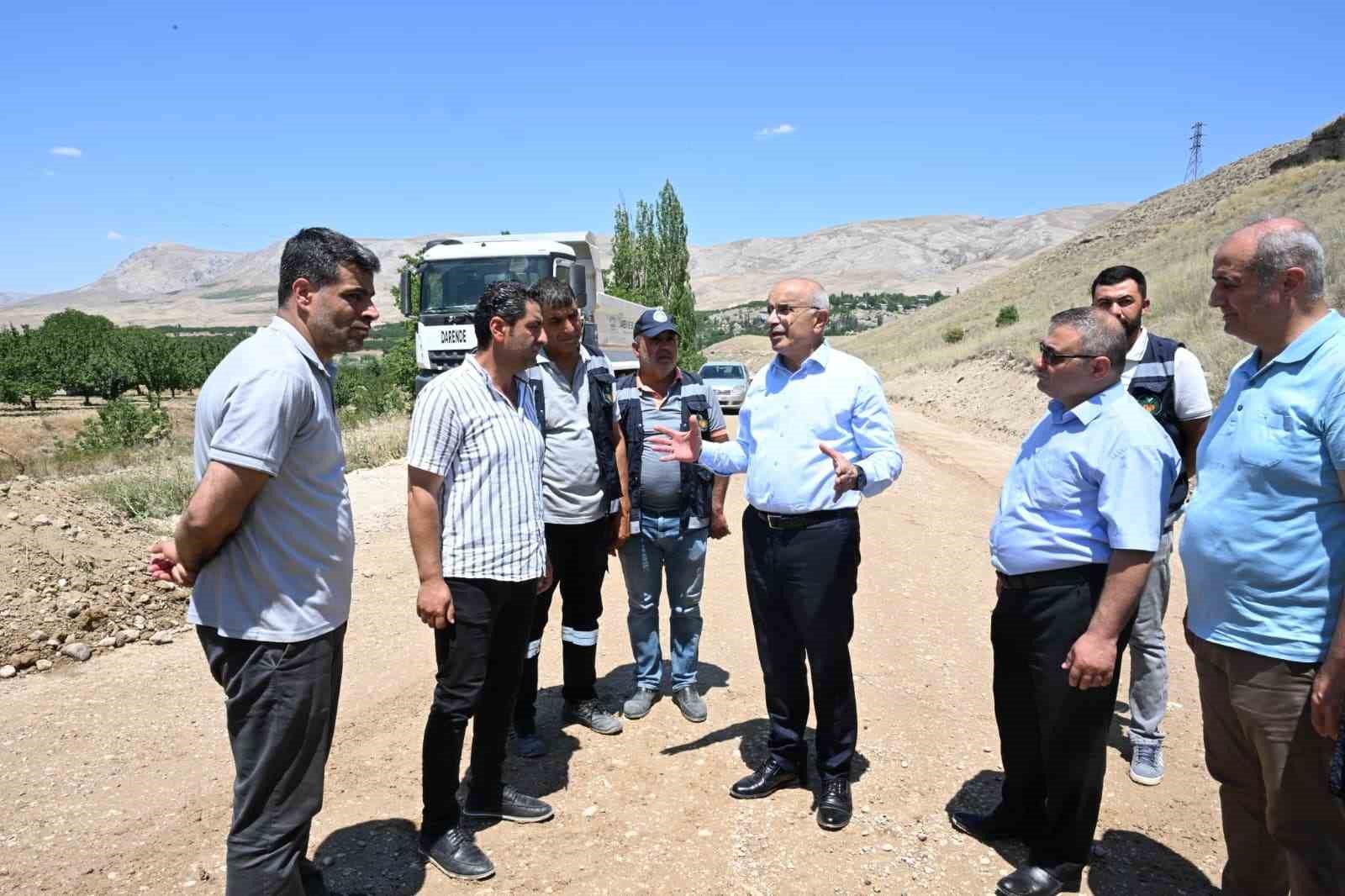 Büyükşehir, 55 mahalleyi birbirine bağlayan yolda standardı yükseltiyor